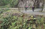 Ciclistas descem a Carretera de la Muerte, estrada que desce os Andes em direção à Coroico, na Bolívia